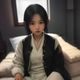 内容编辑吴美华，女性，亲和笑容，休闲专业风格，背景为现代办公室